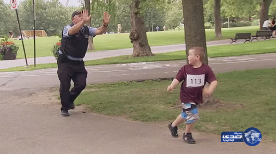 فيديو: سباق بين شرطي وطفل يضع المارة في موقف محرج