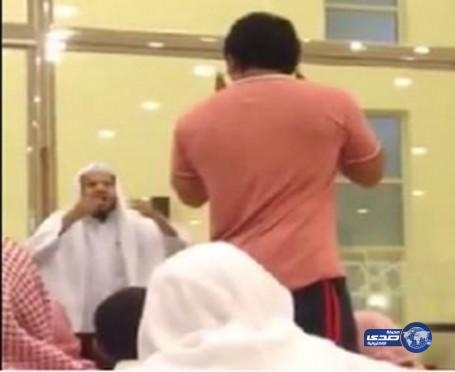 بالفيديو.. رد فعل داعية بعد اعتراض شاب على ارتفاع صوت الدرس بالمسجد