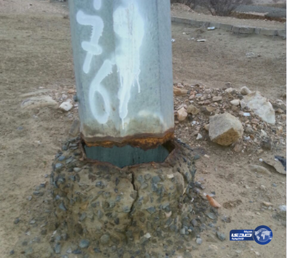 عمود كهرباء آيل للسقوط بقرية كساب التابعة لمحافظة ٲضم(صور)