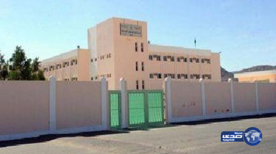 إحالة معلم ضرب «طالبين» وأرغمهما على شم النفايات إلى «العمل الإداري»