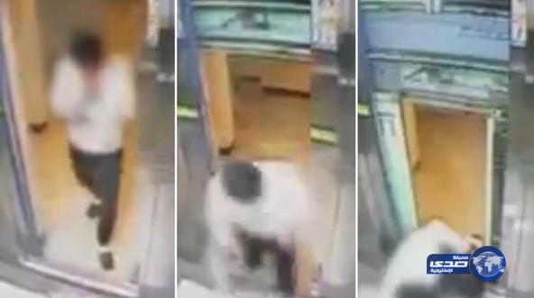 بالفيديو: رجل يتجنب السحق بين مصعدين في آخر لحظة