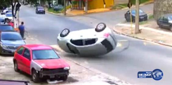 بالفيديو: ردة فعل أحد المارة انقلبت سيارة بجانبه