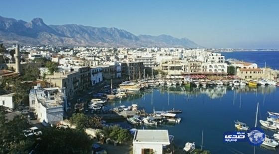 قبرص تستنجد بالبوم والأفاعي لحماية أشجار الخروب