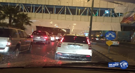 سقوط لوحتين إعلانيتين بطريق الملك فهد جراء الرياح في الرياض