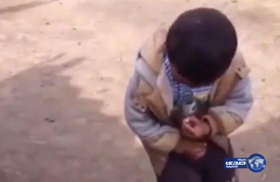 بالفيديو : طفل يصدم العالم بمطالبتة بمعاقبة والده