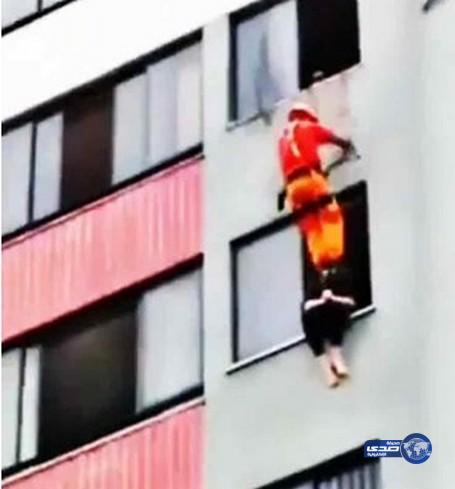 بالفيديو.. رجل إطفاء ينقذ إمرأة حاولت الانتحار بطريقة غريبة
