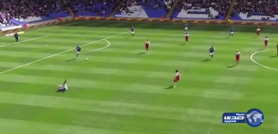 بالفيديو.. سقوط “مضحك” للاعب اسكتلندي على الملعب يثير السخرية