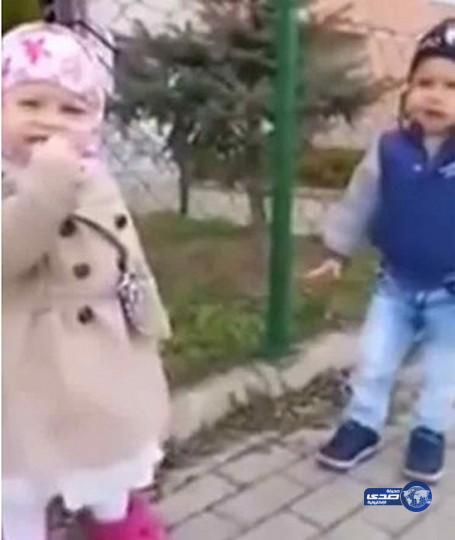 بالفيديو.. طفلة روسية تعلم أخاها الصغير قراءة الفاتحة