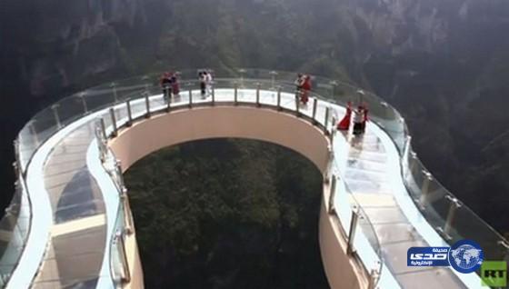 بالفيديو .. سياح يمشون على سطح أعلى وأطول ممشى زجاجي في الصين