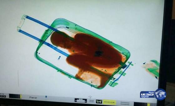 بالصور: مسؤولة أوربية تحاول تهريب طفل أفريقي في حقيبتها