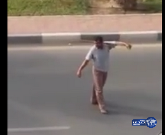 بالفيديو: وافد في حالة غير طبيعية يعتدي على السيارات والمارة