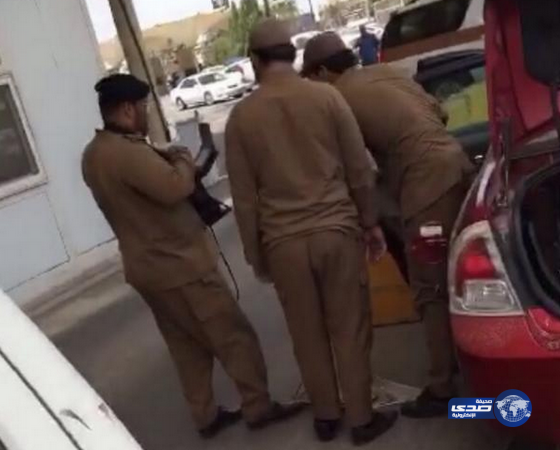 إيقاف سيارة تحمل “مواد متفجرة” على جسر الملك فهد