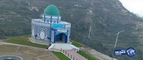 صور:غارات التحالف تدكُّ “مقام” حسين بدر الدين الحوثي القائد الأول للانقلابيين اليمنيين