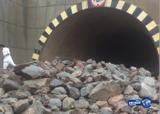 بالصور.. الأمطار تغلق أحد أنفاق عقبة الفرشة