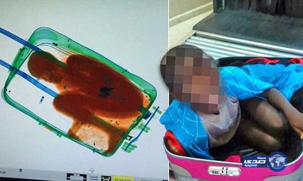 مغربية خبأت طفلاً بحقيبة سفر فكشفته الأشعة