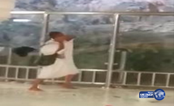 بالفيديو.. معتمر يهشم حاجزاً زجاجيا في الحرم المكي.. ليتمكن من صعود جبل الصفا