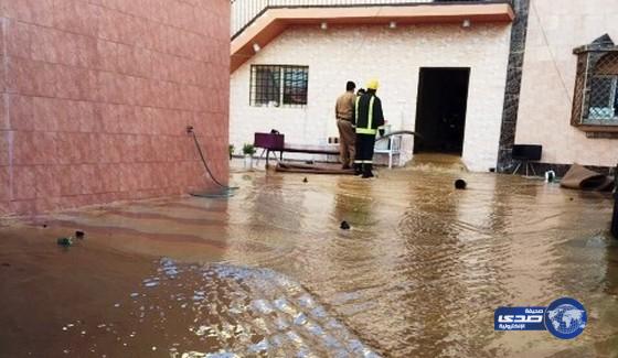 بالصور :”مدني عسير” ينقذ مواطنين غمرت مياه الأمطار منزلهم بأبها