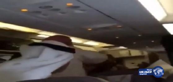 بالفيديو | مشاجرة وتبادل لكمات بين مسافرة ومضيفة على متن طيران الخليج