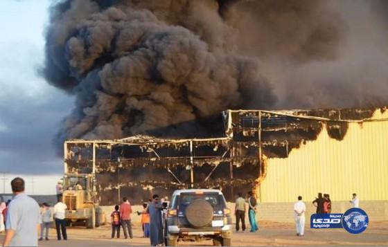 حريق كبير يلتهم مصنع لمطاط الكفرات في محافظة الوجه‎