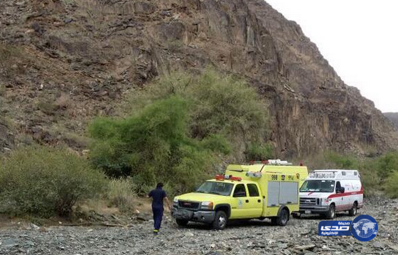 “مدني خميس مشيط” ينتشل جثة شاب سعودي غرق بمستنقع مياه (صور)