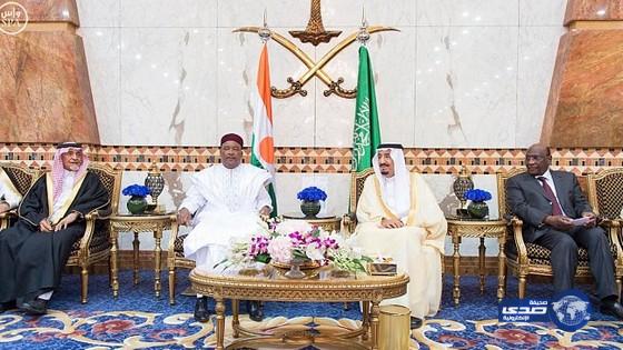 خادم الحرمين يقيم مأدبة غداء تكريماً رئيس النيجر