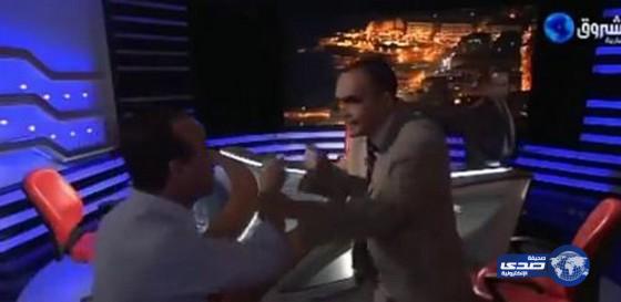بالفيديو: اشتباك بالأيدي بين ضيفي برنامج على الهواء