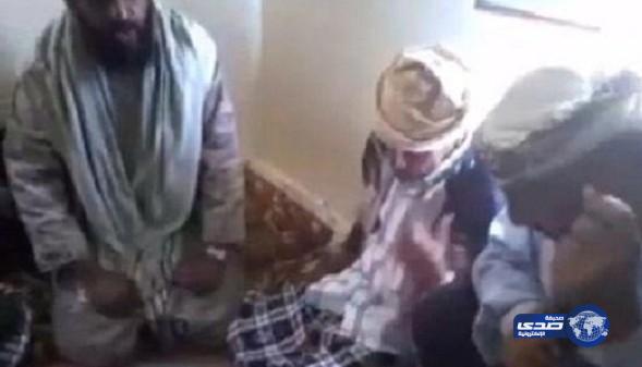 بالفيديو: موقف طريف من عجوز يمني في مراسم عقد قرانه