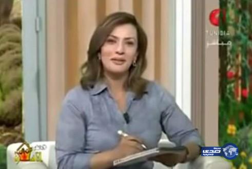بالفيديو: متصل يحرج مذيعة تونسية على الهواء بسبب ملابسها القصيرة