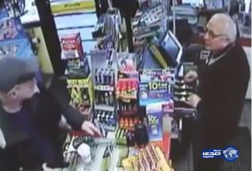 بالفيديو: عجوز مسلح يسرق محل ويفر هاربا