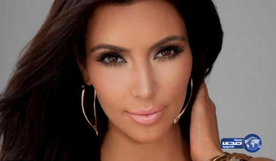 كيم كاردشيان تواصل الترويج لكتابها بصورة دون ماكياج في الحمام