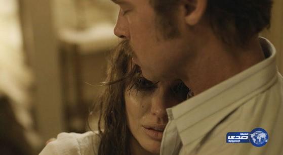 بالصور.. أنجلينا جولي تبكي في أحضان زوجها في By The Sea