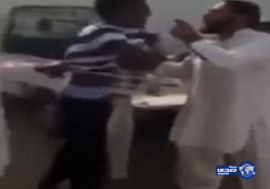 بالفيديو .. لص يهدد عمالاً باكستانيين بمسدس معطوب فيقبضون عليه ويسلمونه للشرطة