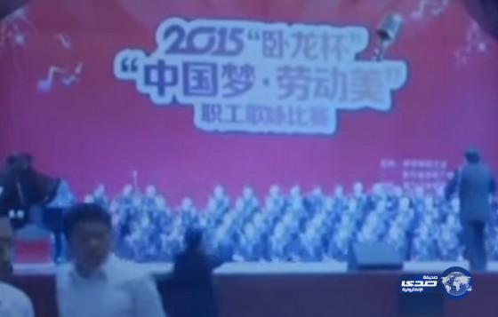 بالفيديو:انهيار خشبة مسرح يعتليها 80 شخصاً بالصين