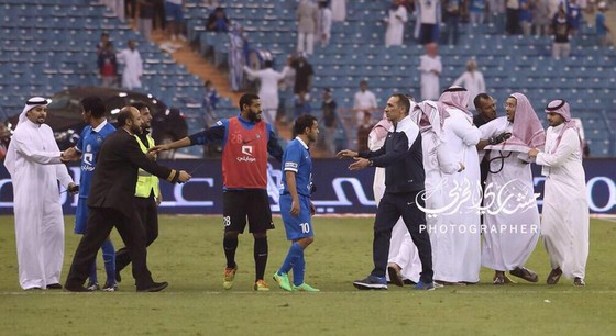 نصراوي يحاول الاشتباك  بـ”بالعقال” مع لاعب هلالي