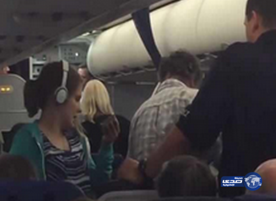 طيار أمريكي يرفض إكمال الرحلة بسبب فتاة مصابة بالتوحد- فيديو