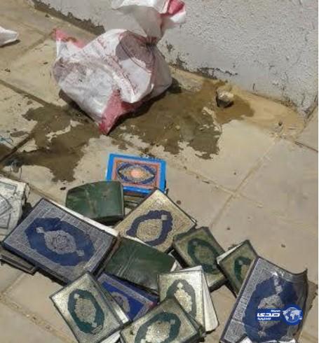 مواطن يعثر على عدد من المصاحف ملقاة في حفرة صرف بمحافظة ينبع