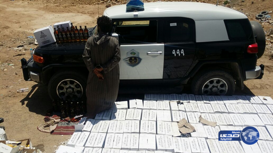 دوريات الأمن بمنطقة الرياض تضبط مروج خمور مصنعة خارجياً‎