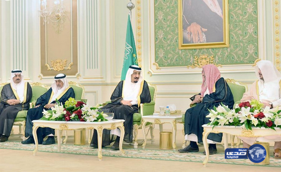 بالصور.. خادم الحرمين يستقبل الأمراء والعلماء والمشايخ وجمعاً من المواطنين