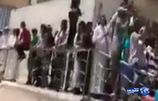 بالفيديو.. يمنيون يهتفون “بالروح بالدم نفديك يا سلمان” أمام مقر لتصحيح الأوضاع بالرياض