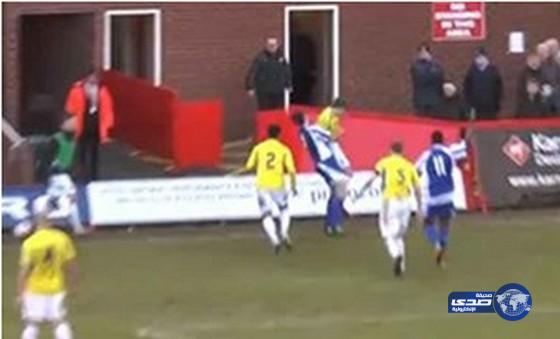 بالفيديو.. لاعب يتحول لمصارع ويعتدي على مشجع بركلة قاتلة!