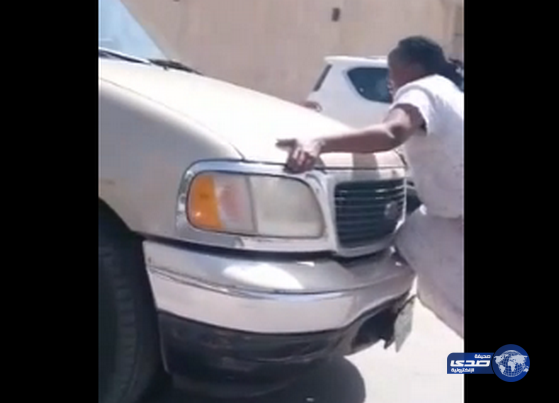 بالفيديو:خادمة تتصرف بغرابة وسط الطريق وتهاجم الماره