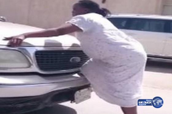 بالفيديو.. خادمة تتصرف بغرابة وسط الطريق وتركض خلف السيارات وتهاجمها