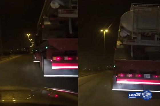 بالفيديو ..سائق شاحنة يعرض حياة الآخرين للخطر
