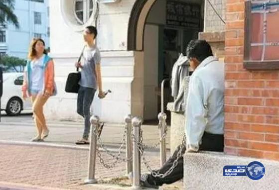 رجل ينتظر لقاء حبيبته في محطة القطار منذ 20 عاماً