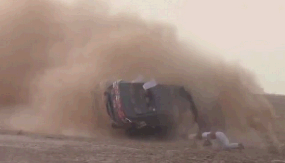 بالفيديو: نجاة شابين بعد انقلاب سيارتهما أثناء التفحيط وتطايرهما بالهواء