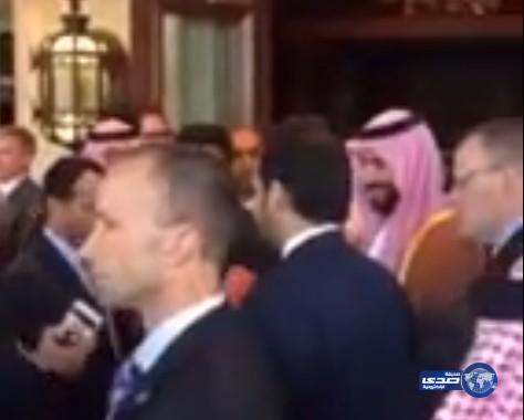 بالفيديو:“سيلفي” يجمع الأمير محمد بن سلمان والمبتعثين السعوديين في أمريكا