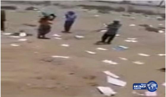 بالفيديو.. مندوب القنصلية اليمنية بالقنفذة يرمي ملفات المراجعين‎