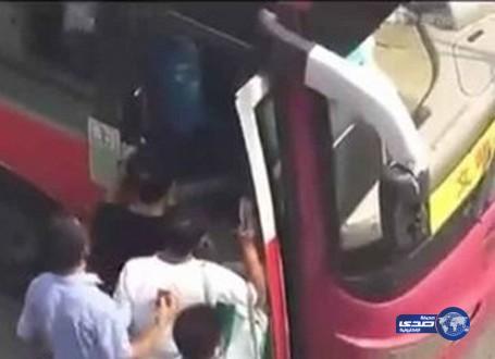 بالفيديو.. شاب يسرق الأموال من ركاب حافلة بطريقة ماكرة