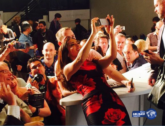 سلمى حايك تلتقط سيلفي في مؤتمر صحفي ..