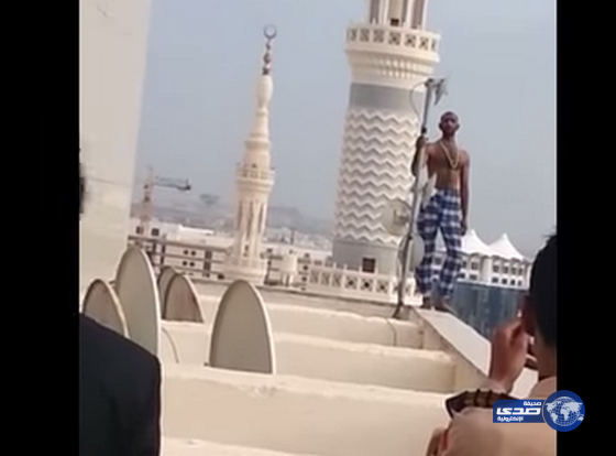 بالفيديو: آسيوي يحاول الانتحار من سطح فندق بالقرب من المسجد النبوي